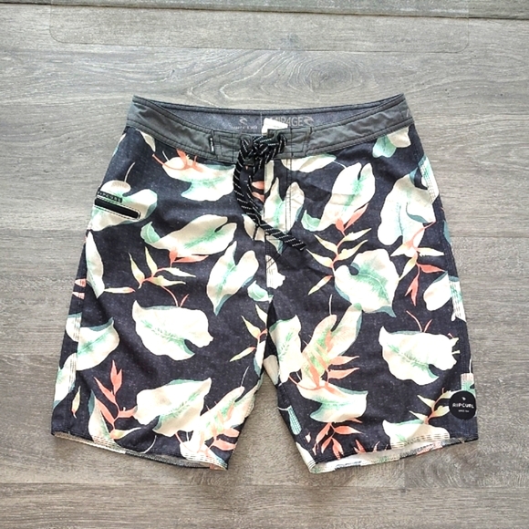Rip Curl Men's Black Tropicql Leaf Swim Shorts Size 31 - Picture 1 of 6